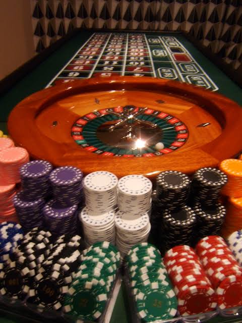 Blackjack-Tisch mit Karten und Chips